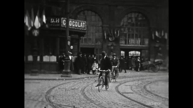 Lille, Pont L'Eveque, Cueillette de paquerettes, Arrivée d'autos